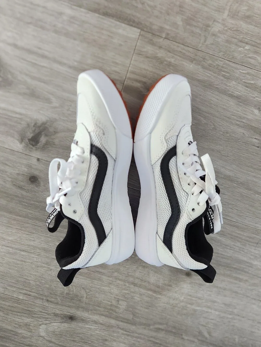 VANS Range Sneaker White/black - Size 1 Youth UNISEX NWOB
